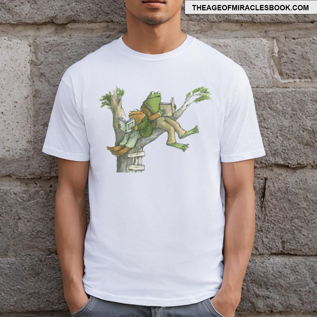 Frog And Toad Reading In Tree T-shirt