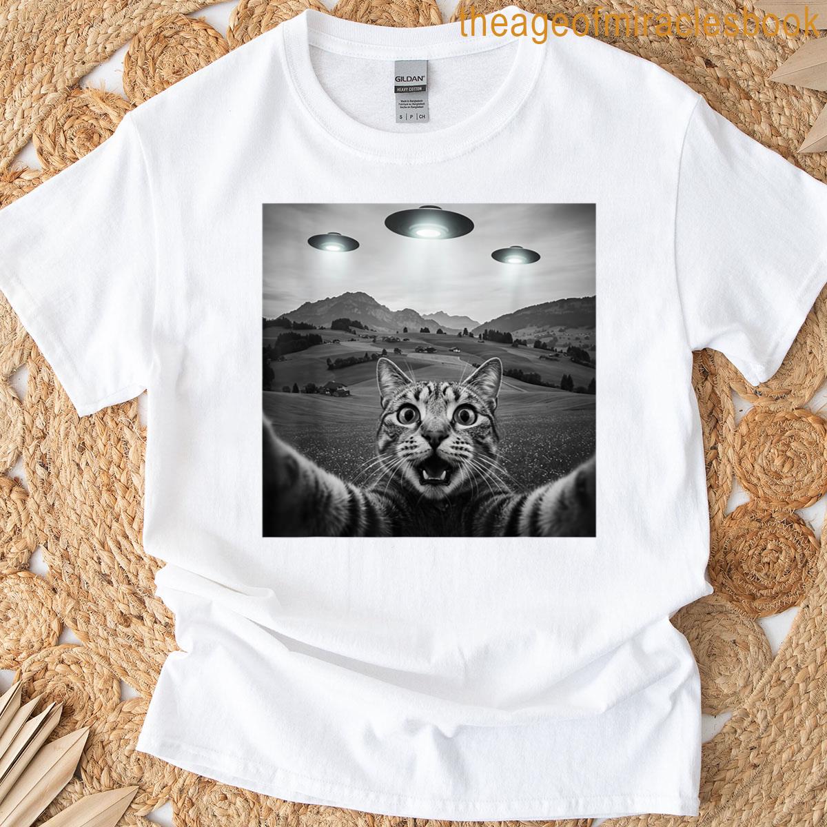 Cat Selfie With Alien Ufo Funny T-shirt