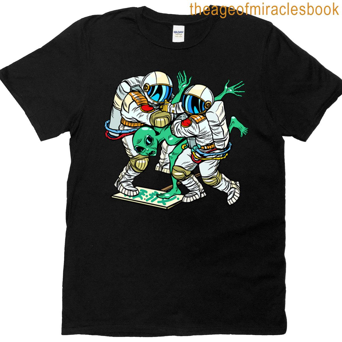 Funny Astronauts Vs Alien Storm Area 51 Meme Ufo Design T-shirt